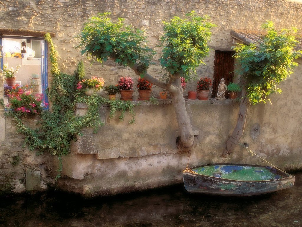 Canals of L'Isle sur la Sorgue, France